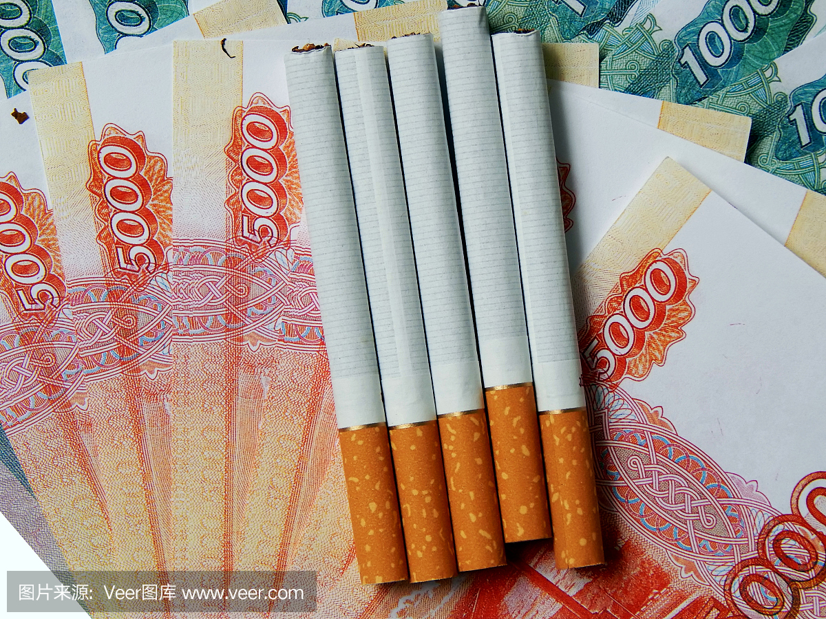 在白色背景上的香烟的俄罗斯货币
