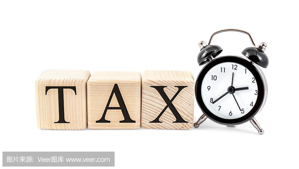 与时钟的木立方体写的词'税'在白色背景。经营
