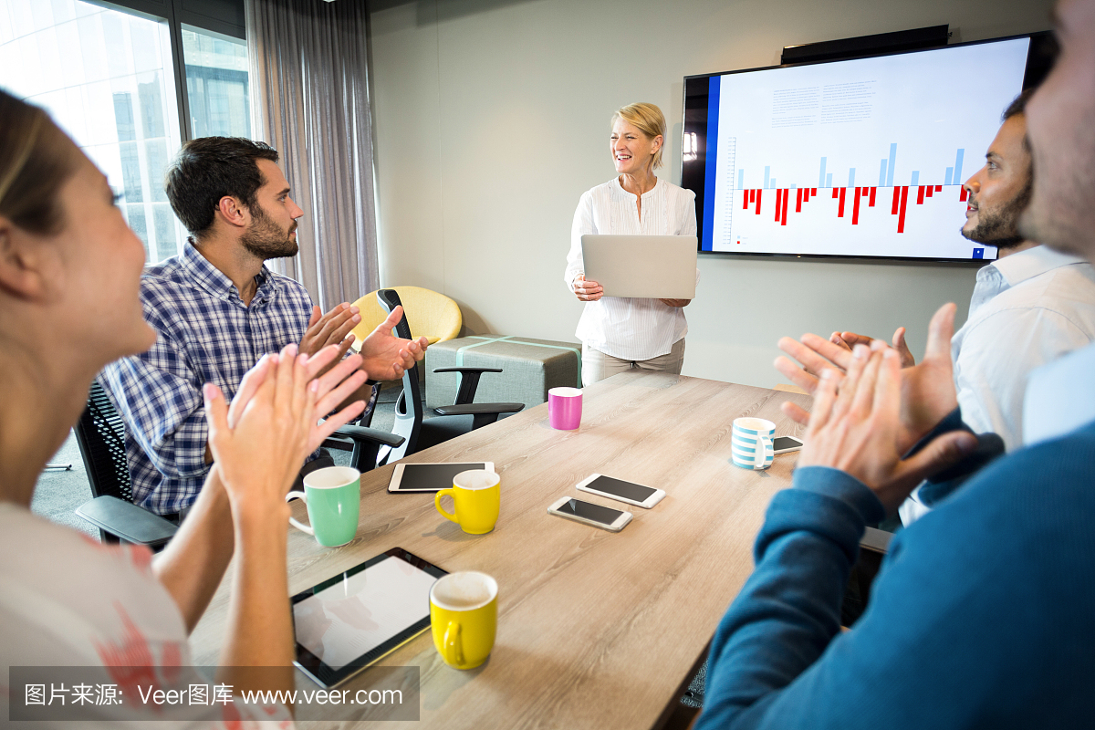 工作人员在演讲后赞扬同事