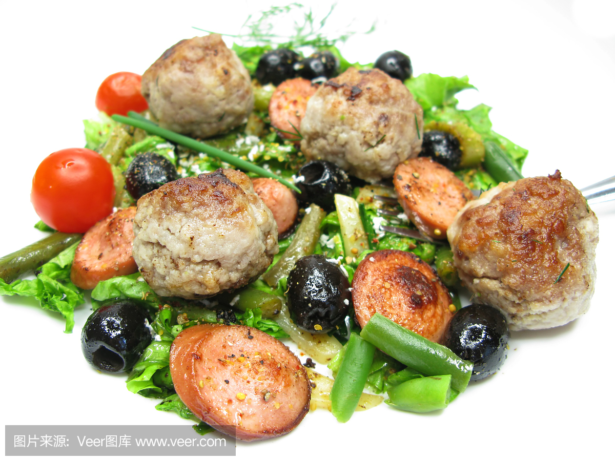 希腊热沙拉用香肠和橄榄