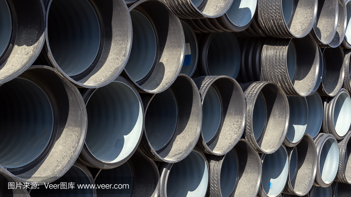 黑色下水道管道堆放,准备埋地。