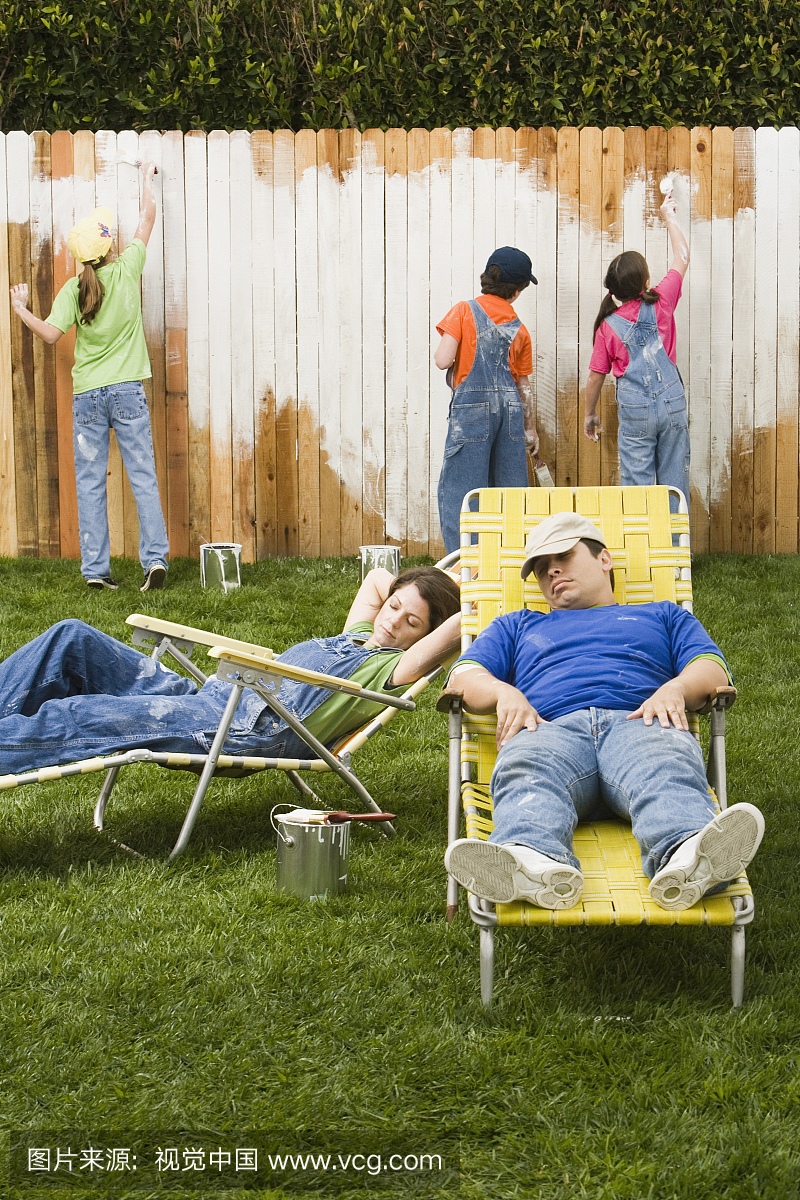 混合种族家庭画围栏