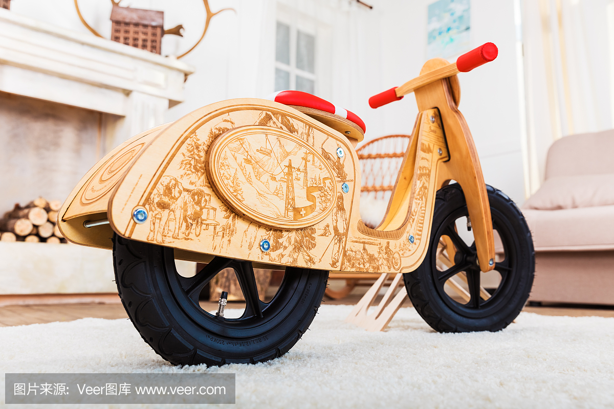 木制的runbike在家里的客厅里
