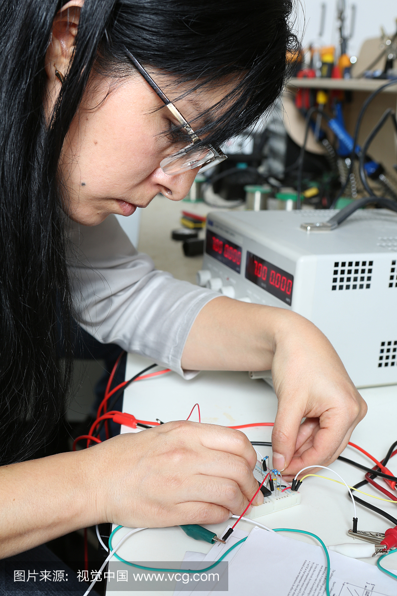 女性电子工程师测试电路