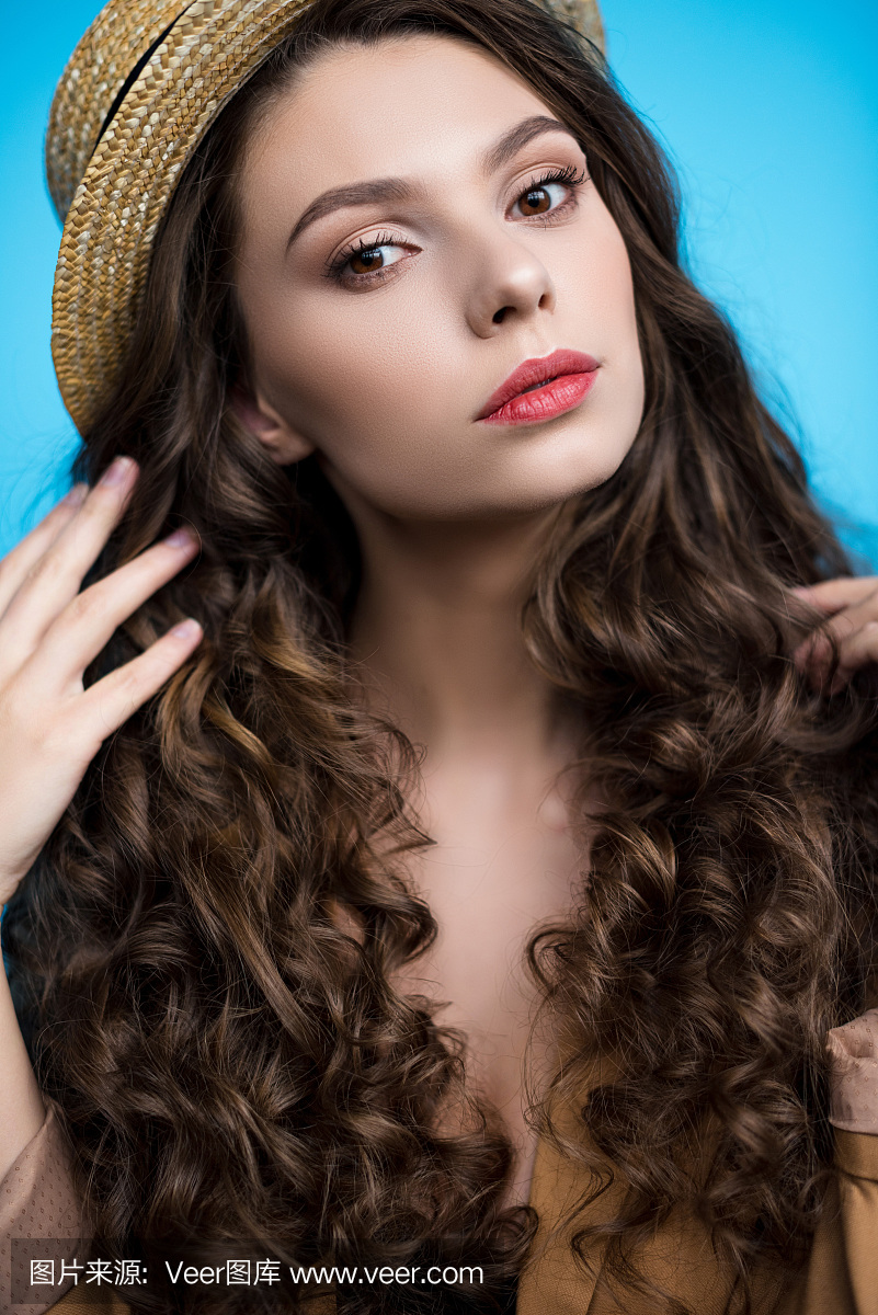 womanwithlongcurlyhairincanotierhatlookin男生发型梳背短发怎么弄图片