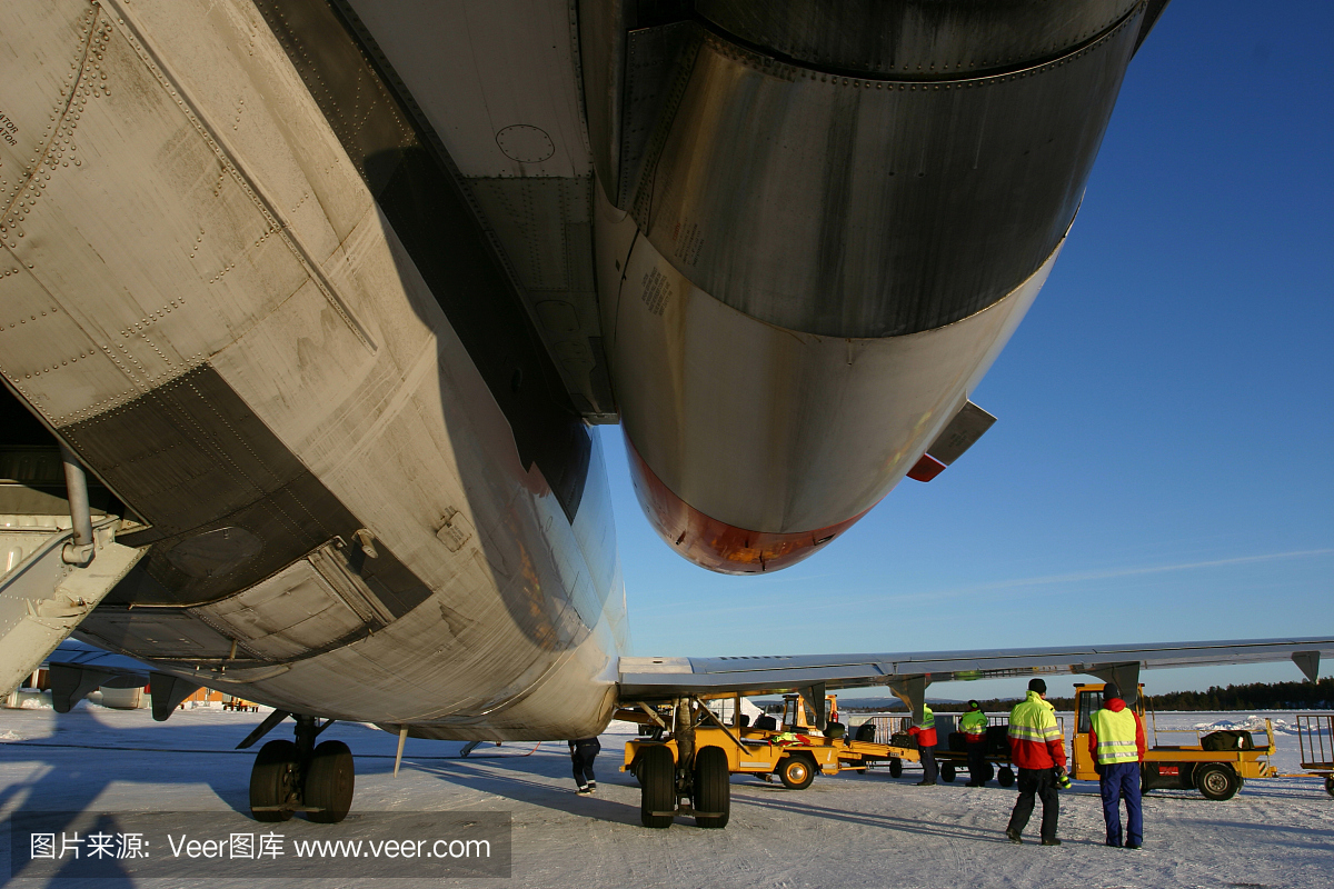 地面工作人员将飞机装载到飞机基辅纳机场瑞典