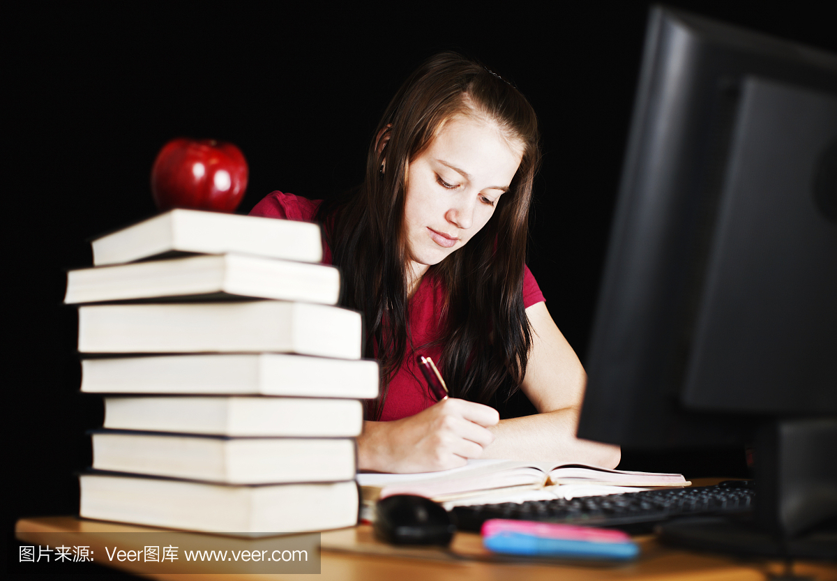 漂亮的学生熬夜学习油