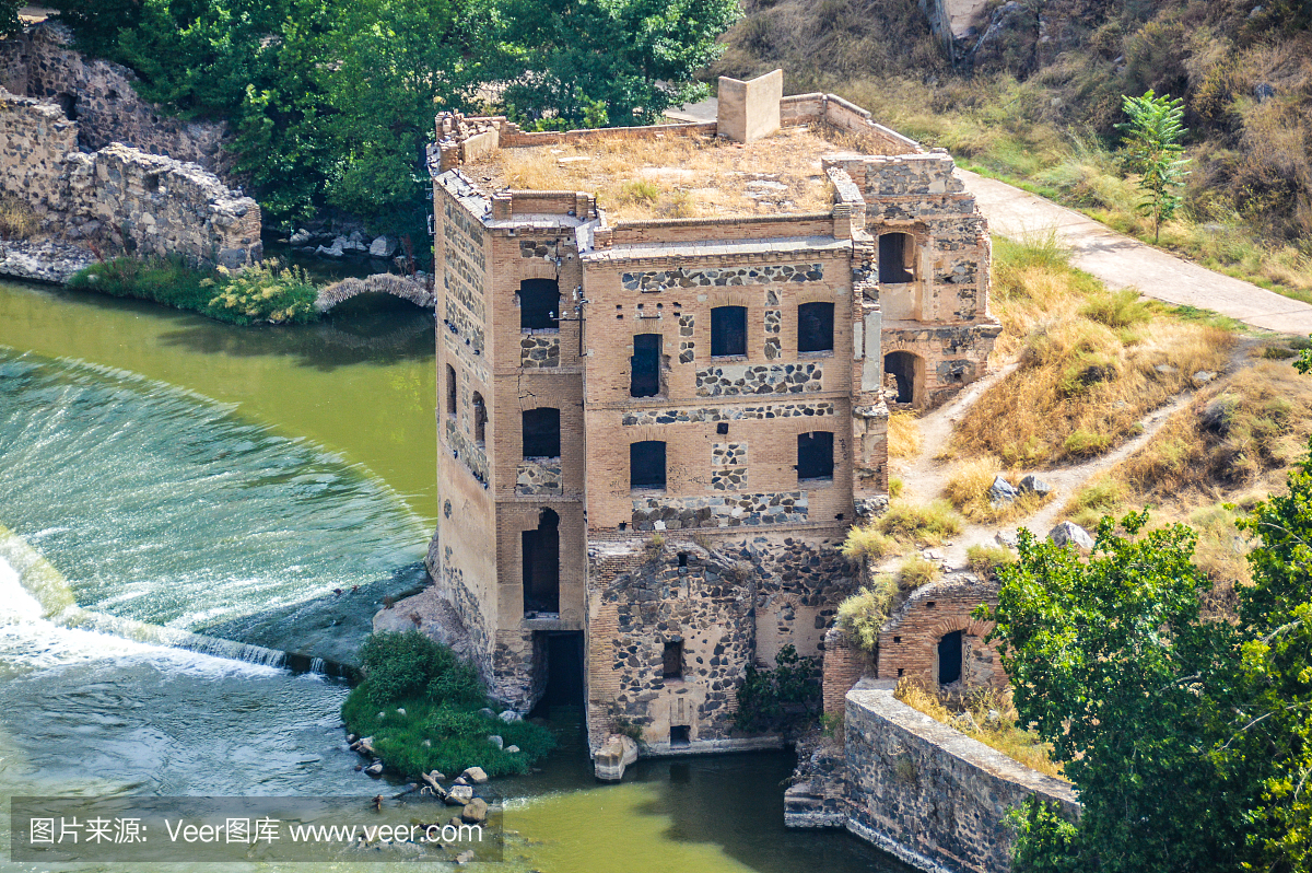 在西班牙托莱多外的河大坝被遗弃的建筑物