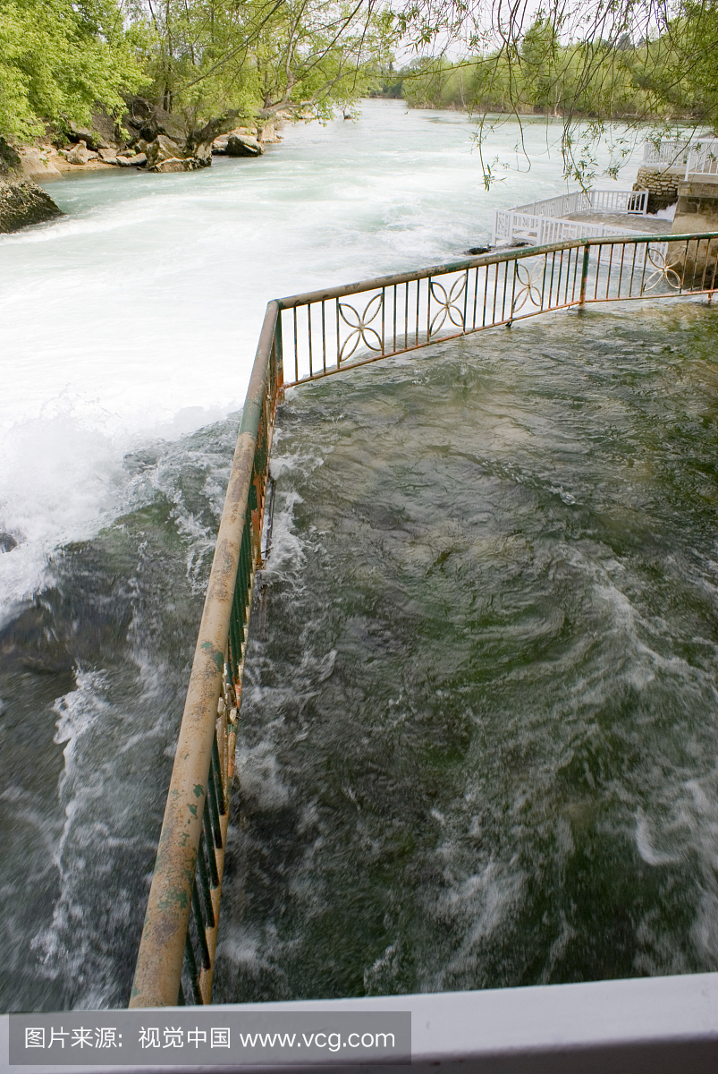 来自土耳其马纳夫加特瀑布的观景台栏杆洪水泛
