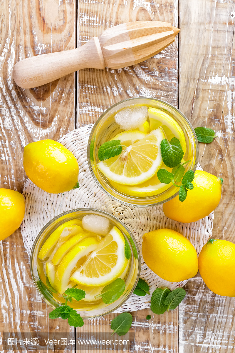 夏季柑橘柠檬水饮料与新鲜的柠檬和薄荷