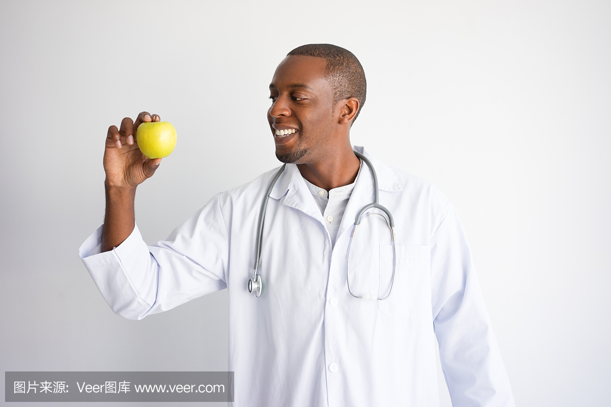 微笑黑男医生抱着青苹果