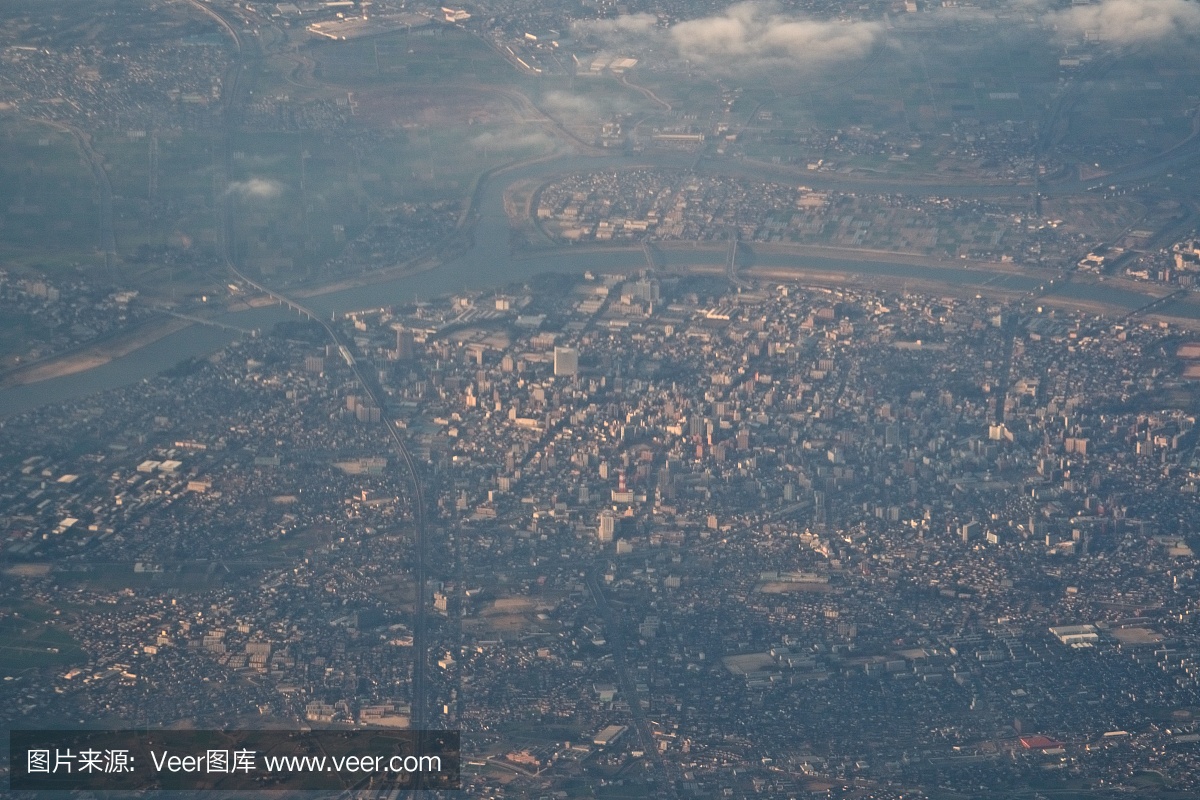 日本福冈县的久留米市从飞机的白天鸟瞰图