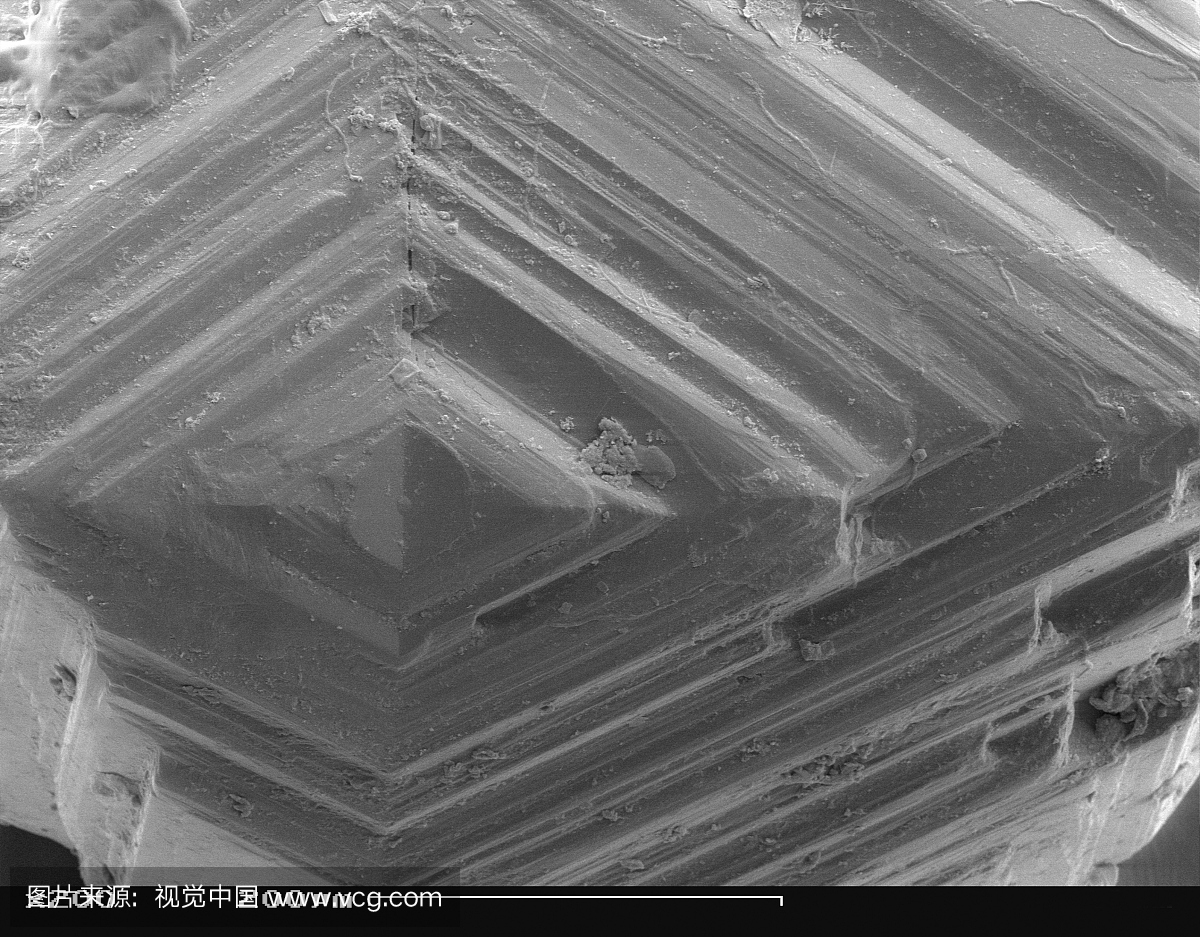 扫描电子显微镜图像的未切割天然钻石。金刚石