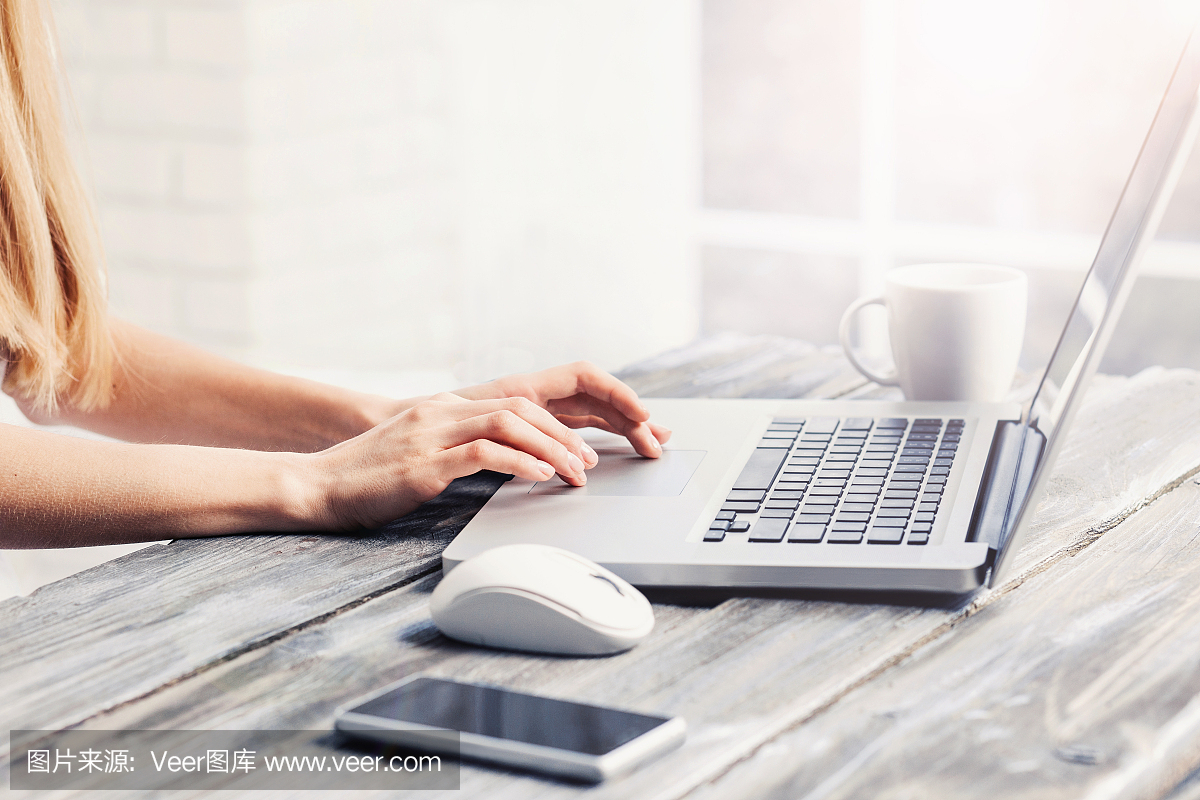 使用手提电脑,使用膝上电脑,计算机键盘,计算机