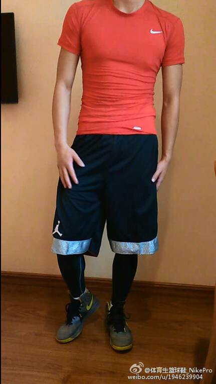 跪在帅哥的大臭脚下