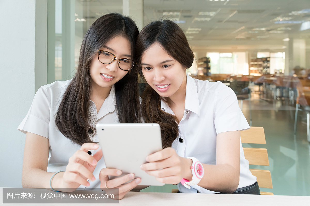 学生用制服玩电子平板电脑