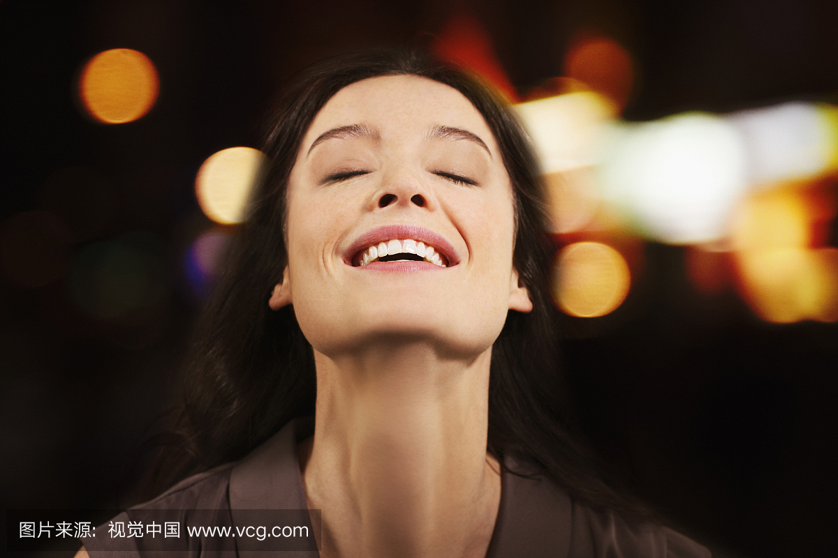 笑着闭上眼睛的女人肖像