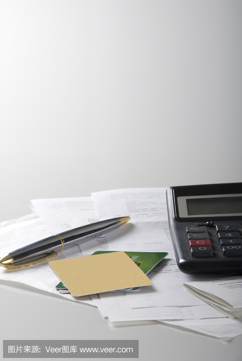 银行报表上的计算器,笔和信用卡